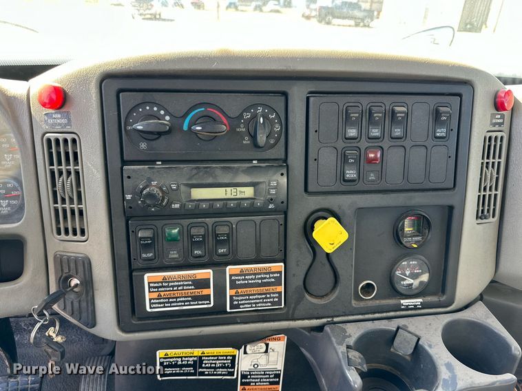 image for item DD3266 2011 International 7400 refuse truck