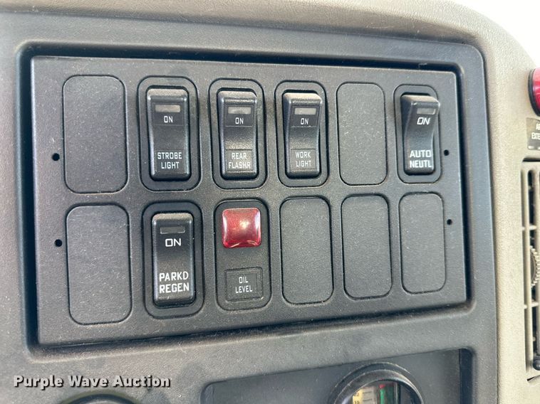 image for item DD3266 2011 International 7400 refuse truck