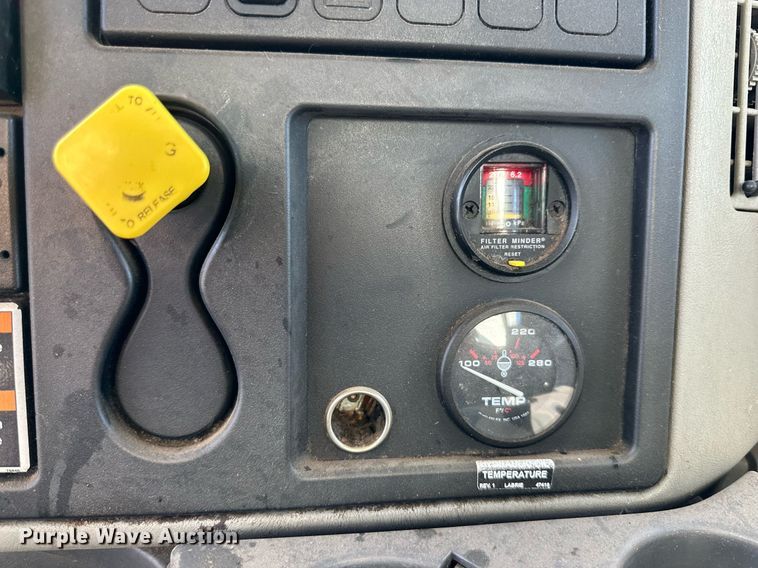 image for item DD3266 2011 International 7400 refuse truck