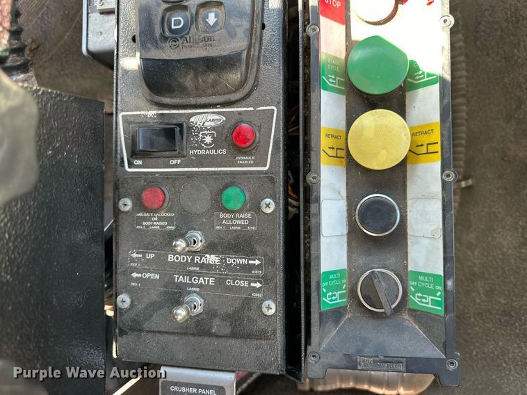 image for item DD3266 2011 International 7400 refuse truck