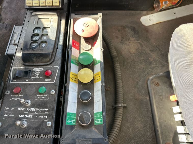 image for item DD3266 2011 International 7400 refuse truck