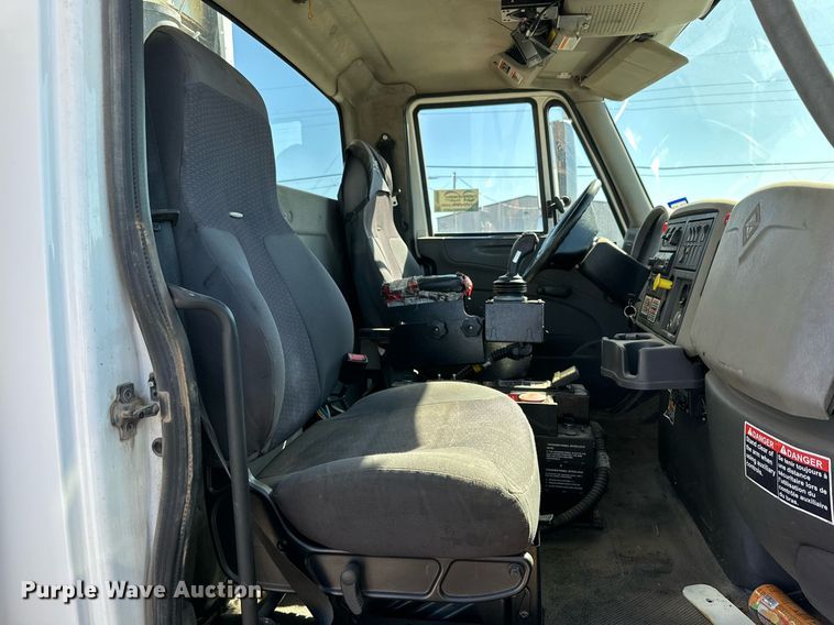 image for item DD3266 2011 International 7400 refuse truck