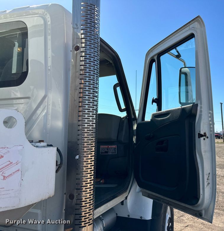 image for item DD3266 2011 International 7400 refuse truck