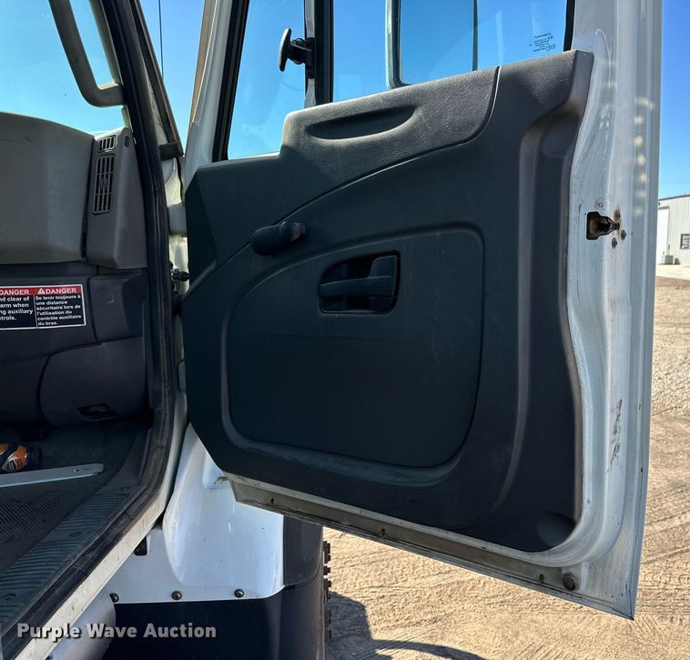 image for item DD3266 2011 International 7400 refuse truck