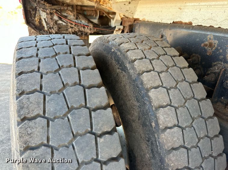 image for item DD3266 2011 International 7400 refuse truck