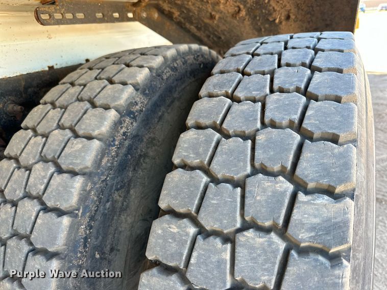 image for item DD3266 2011 International 7400 refuse truck