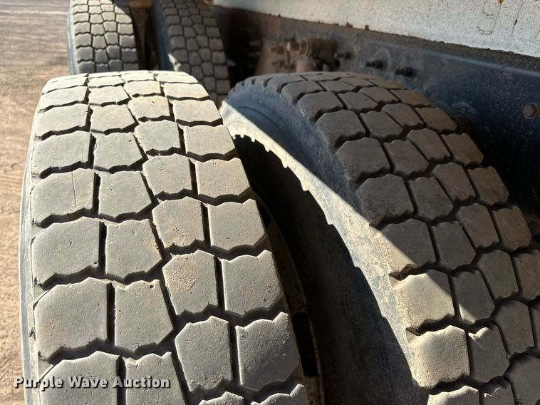 image for item DD3266 2011 International 7400 refuse truck