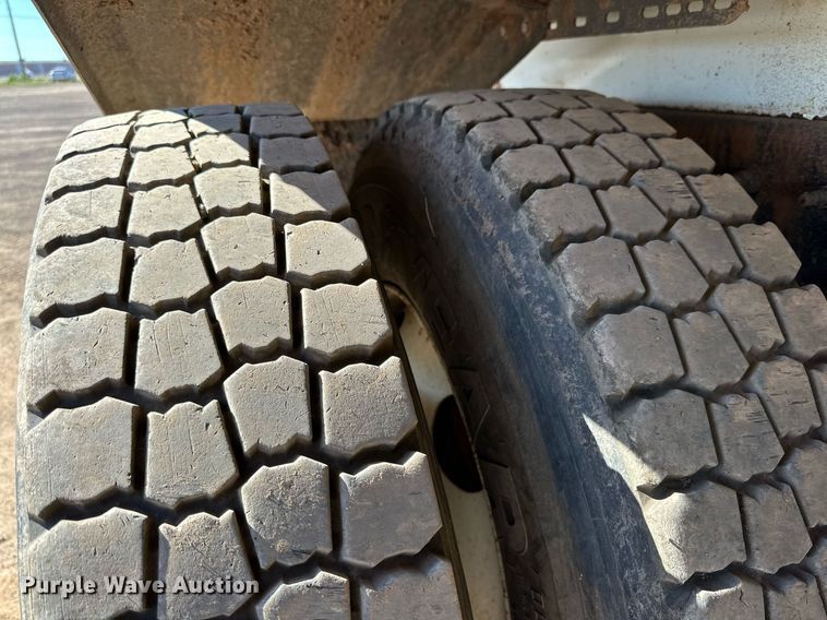 image for item DD3266 2011 International 7400 refuse truck