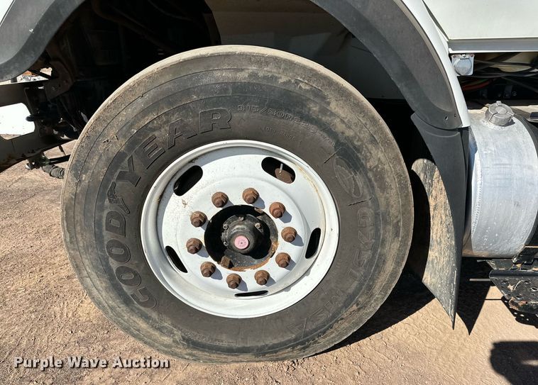 image for item DD3266 2011 International 7400 refuse truck