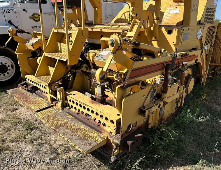 image for item DD3295 1996 Blaw Knox PF-161 paver