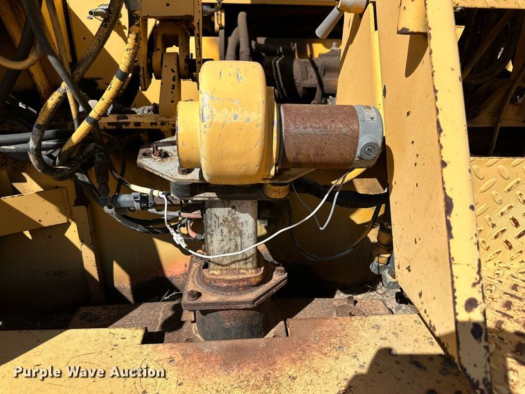 image for item DD3295 1996 Blaw Knox PF-161 paver