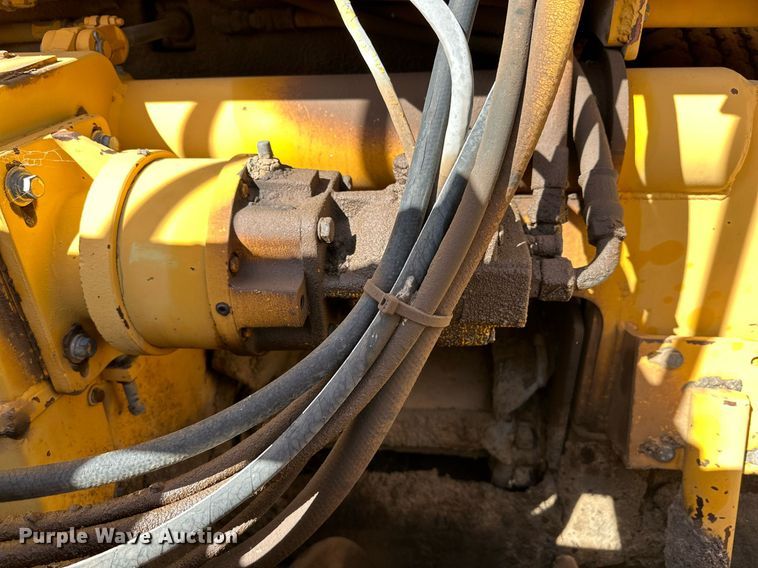 image for item DD3295 1996 Blaw Knox PF-161 paver