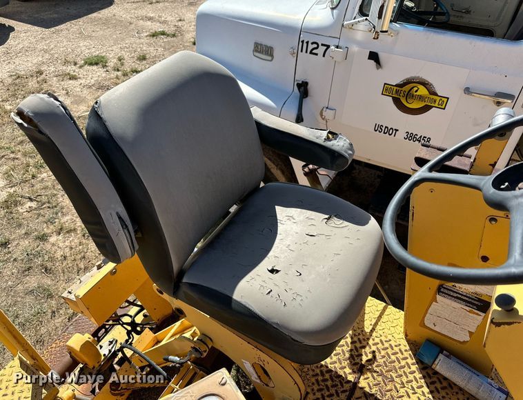 image for item DD3295 1996 Blaw Knox PF-161 paver