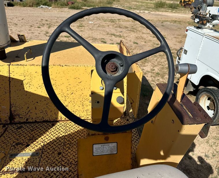 image for item DD3295 1996 Blaw Knox PF-161 paver