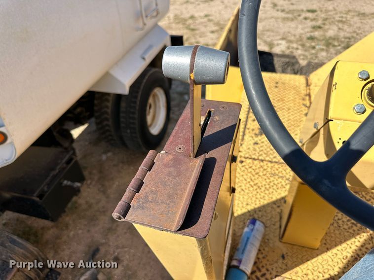 image for item DD3295 1996 Blaw Knox PF-161 paver