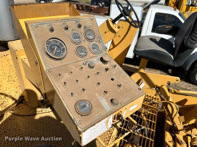 image for item DD3295 1996 Blaw Knox PF-161 paver