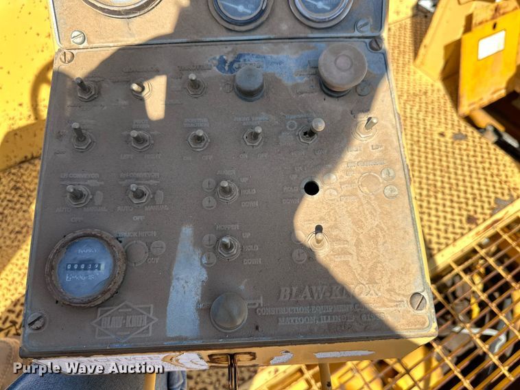 image for item DD3295 1996 Blaw Knox PF-161 paver