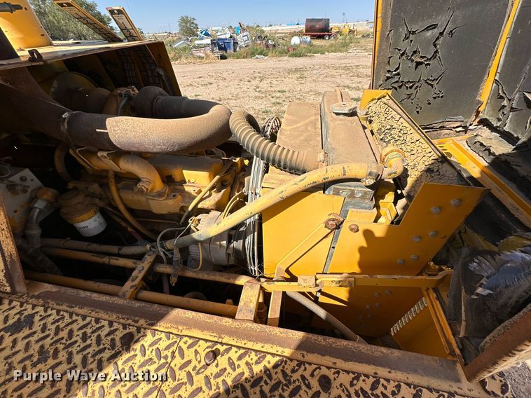 image for item DD3295 1996 Blaw Knox PF-161 paver