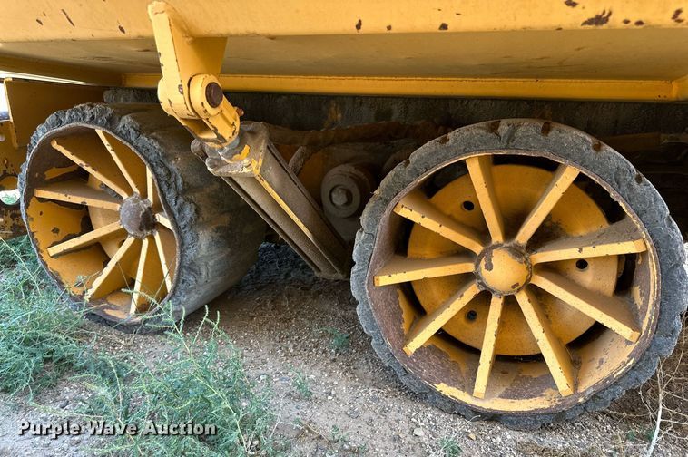 image for item DD3295 1996 Blaw Knox PF-161 paver