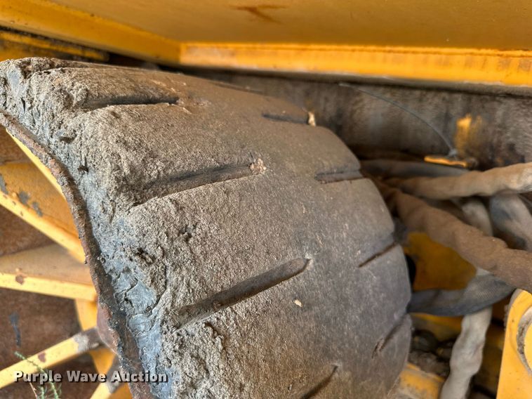 image for item DD3295 1996 Blaw Knox PF-161 paver