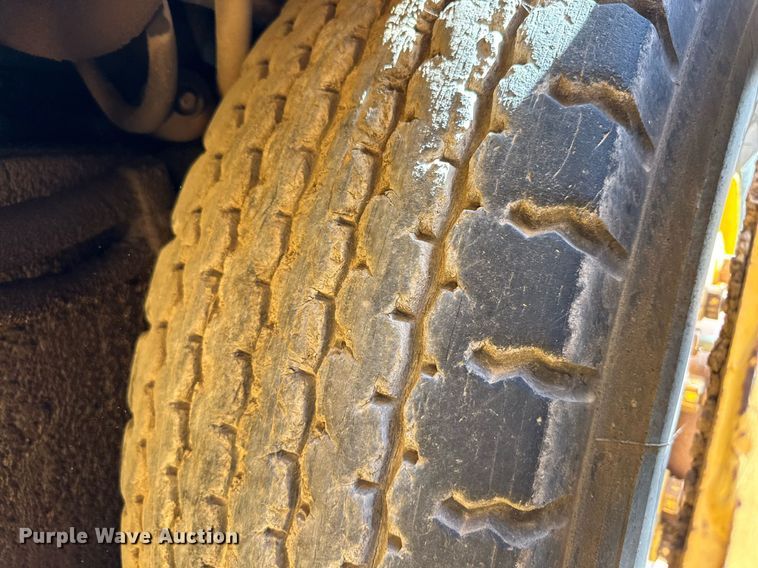 image for item DD3295 1996 Blaw Knox PF-161 paver