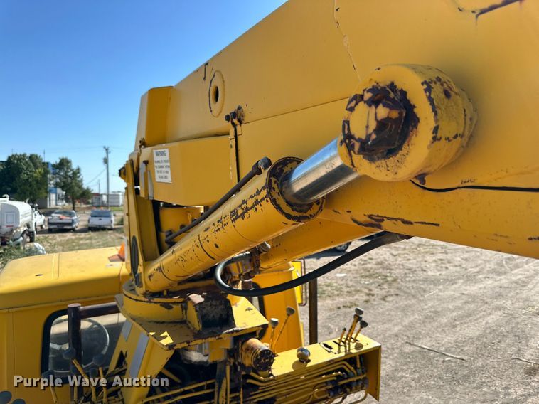 image for item DD3297 1979 International crane truck