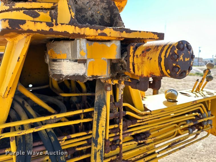 image for item DD3297 1979 International crane truck