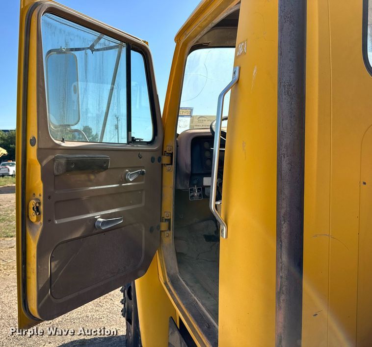 image for item DD3297 1979 International crane truck