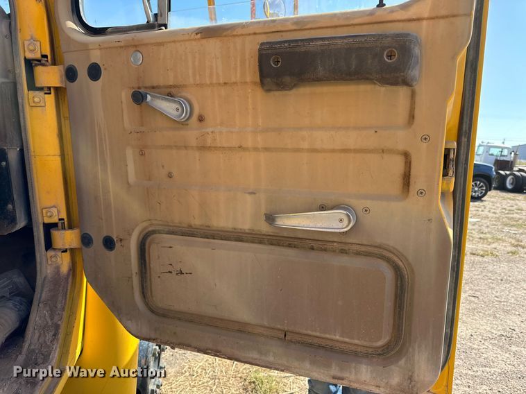 image for item DD3297 1979 International crane truck