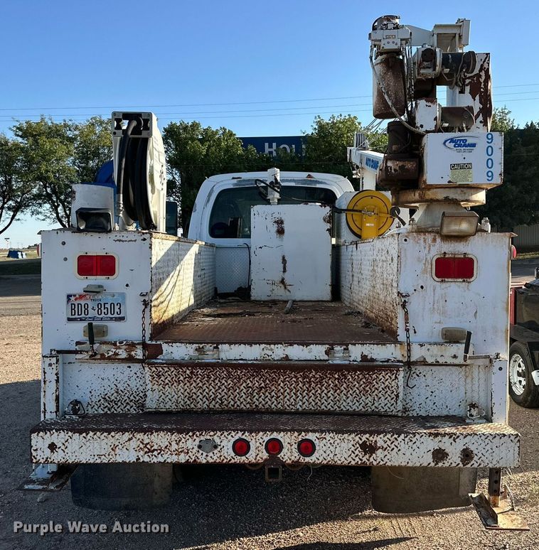 image for item DD3300 2005 GMC C6500 utility / service truck