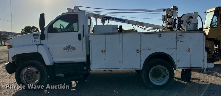 image for item DD3300 2005 GMC C6500 utility / service truck