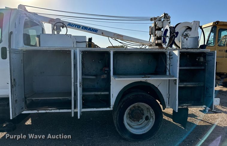 image for item DD3300 2005 GMC C6500 utility / service truck