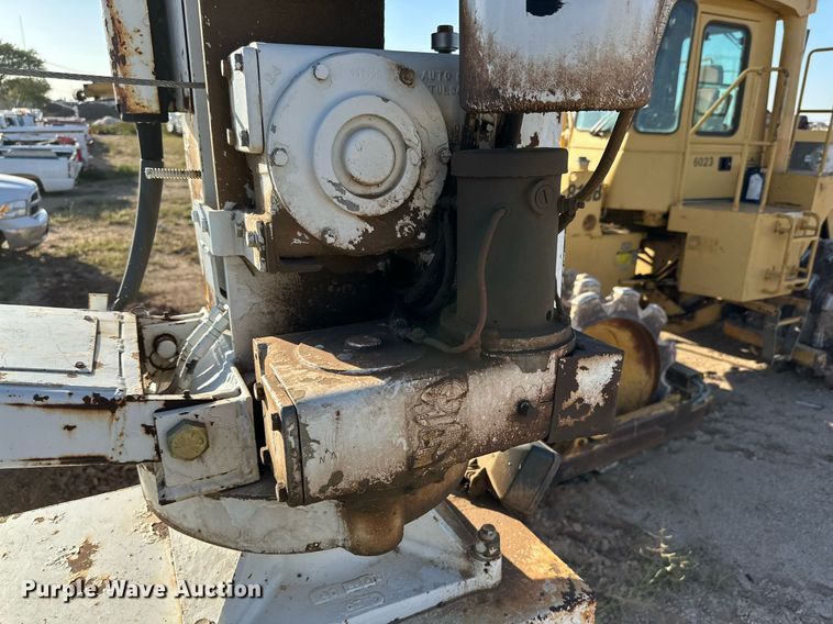 image for item DD3300 2005 GMC C6500 utility / service truck