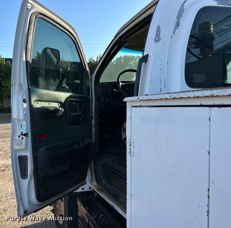 image for item DD3300 2005 GMC C6500 utility / service truck
