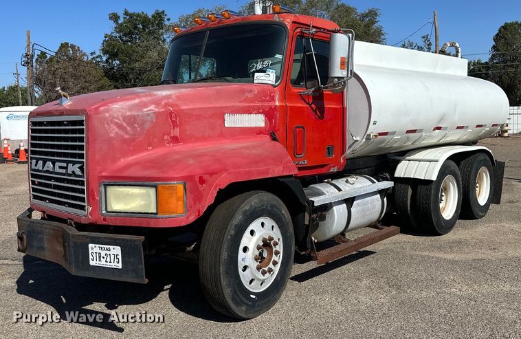 image for item DD3303 1999 Mack CH613 water truck