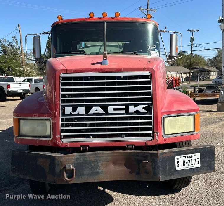 image for item DD3303 1999 Mack CH613 water truck
