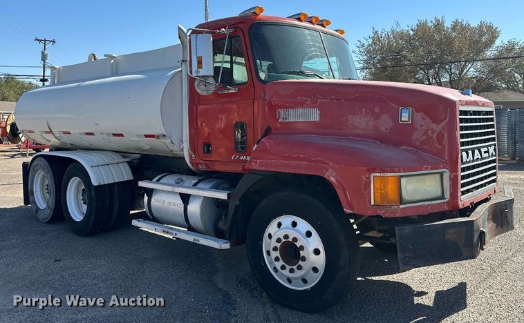 image for item DD3303 1999 Mack CH613 water truck