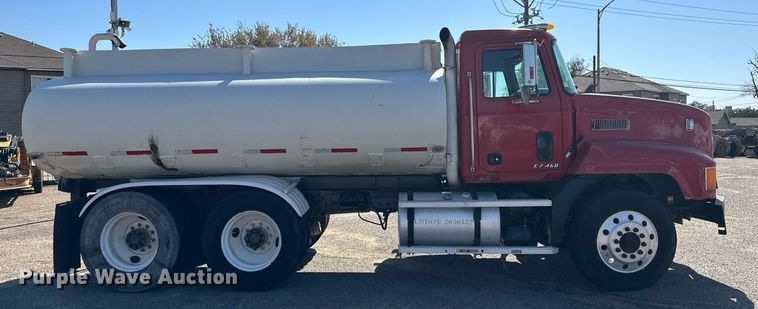 image for item DD3303 1999 Mack CH613 water truck