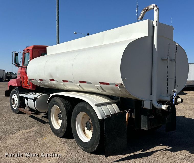 image for item DD3303 1999 Mack CH613 water truck