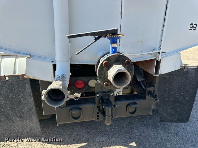 image for item DD3303 1999 Mack CH613 water truck