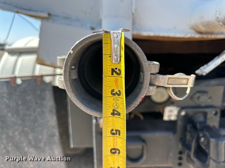 image for item DD3303 1999 Mack CH613 water truck