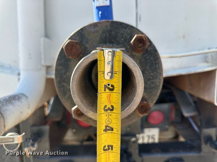 image for item DD3303 1999 Mack CH613 water truck