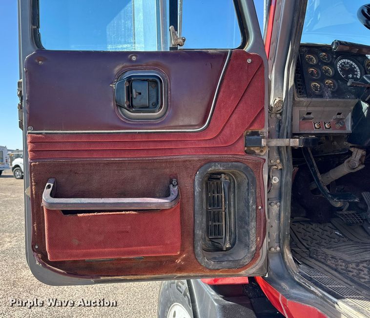 image for item DD3303 1999 Mack CH613 water truck