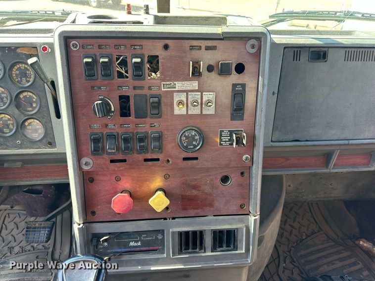 image for item DD3303 1999 Mack CH613 water truck