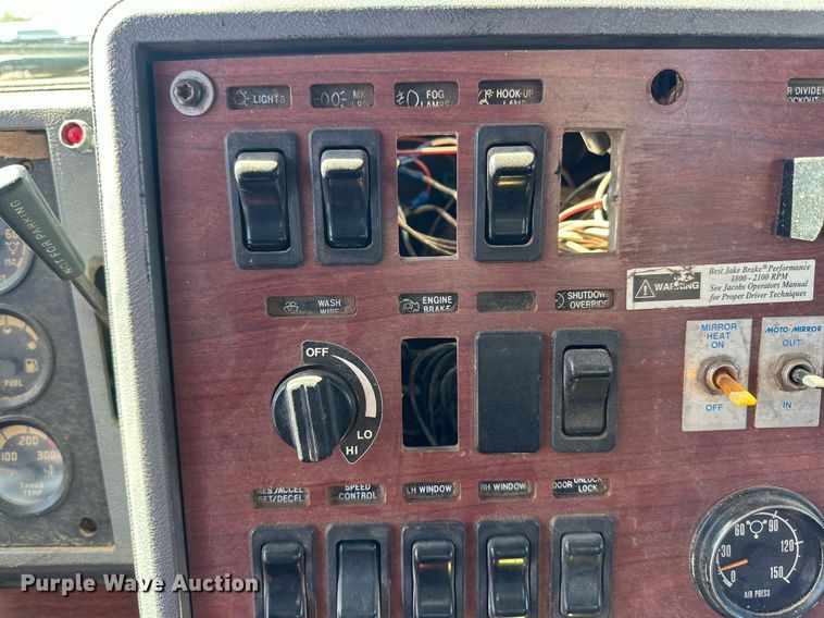 image for item DD3303 1999 Mack CH613 water truck