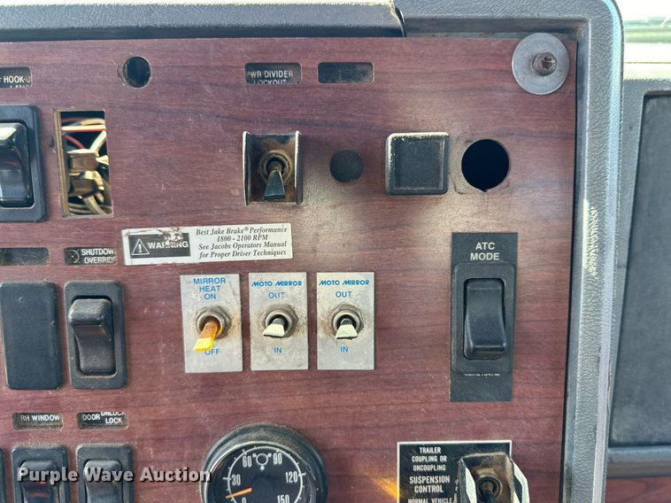 image for item DD3303 1999 Mack CH613 water truck