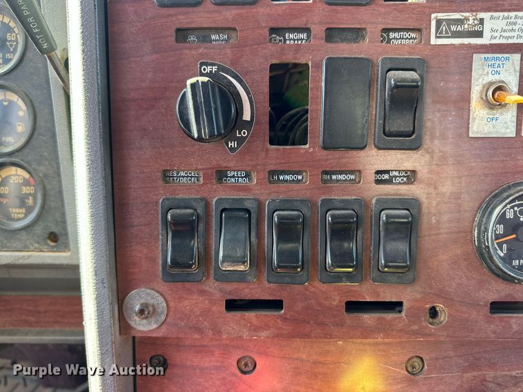 image for item DD3303 1999 Mack CH613 water truck