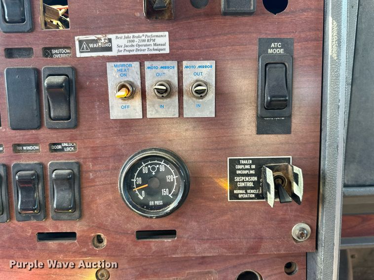 image for item DD3303 1999 Mack CH613 water truck