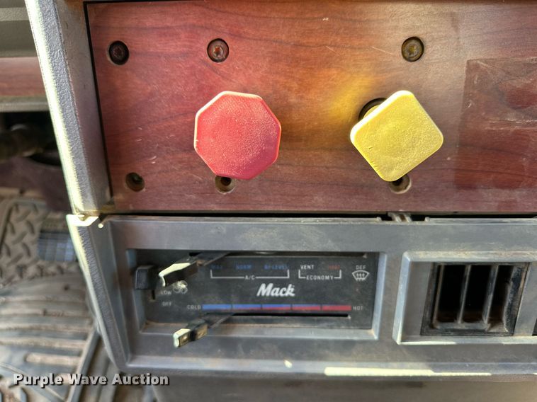 image for item DD3303 1999 Mack CH613 water truck