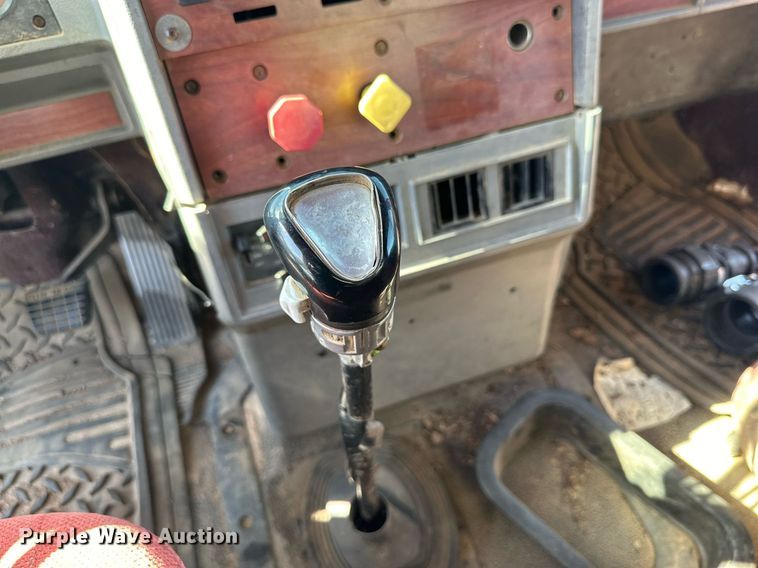 image for item DD3303 1999 Mack CH613 water truck